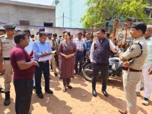 शेखपुरा। मंगलवार को डीएम शेखर आनंद एवं एसपी बलिराम कुमार चौधरी ने अधिकारियों के साथ शहर के सुमित्रा इंटरप्राइजेज नामक रसोई गैस एजेंसी का औचक निरीक्षण किया ।