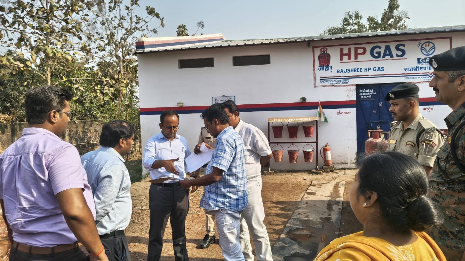 जिला पदाधिकारी ने किया राजश्री एचपी गैस गोदाम एवं कार्यालय का औचक निरीक्षण