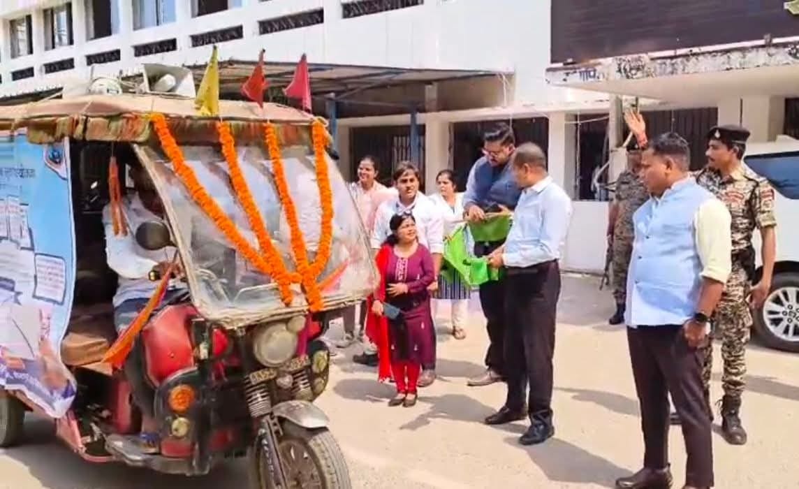 पेंशनर्स के जीवन प्रमाणीकरण हेतु जागरूकता रथ रवाना,डीएम ने हरी झंडी दिखाकर किया विदा