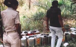 छापामारी में 450 लीटर अर्धनिर्मित शराब बरामद, कई शराब की भट्ठियों को पुलिस ने की ध्वस्त