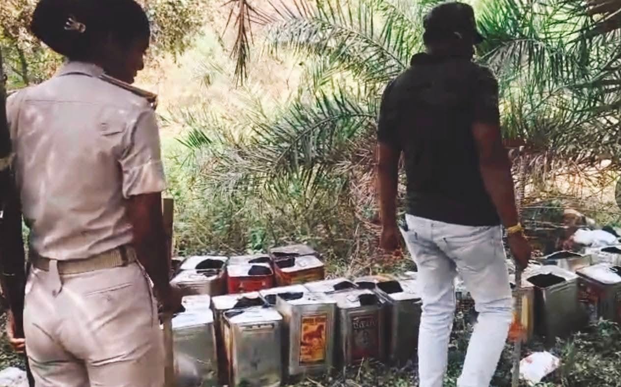 छापामारी में 450 लीटर अर्धनिर्मित शराब बरामद, कई शराब की भट्ठियों को पुलिस ने की ध्वस्त