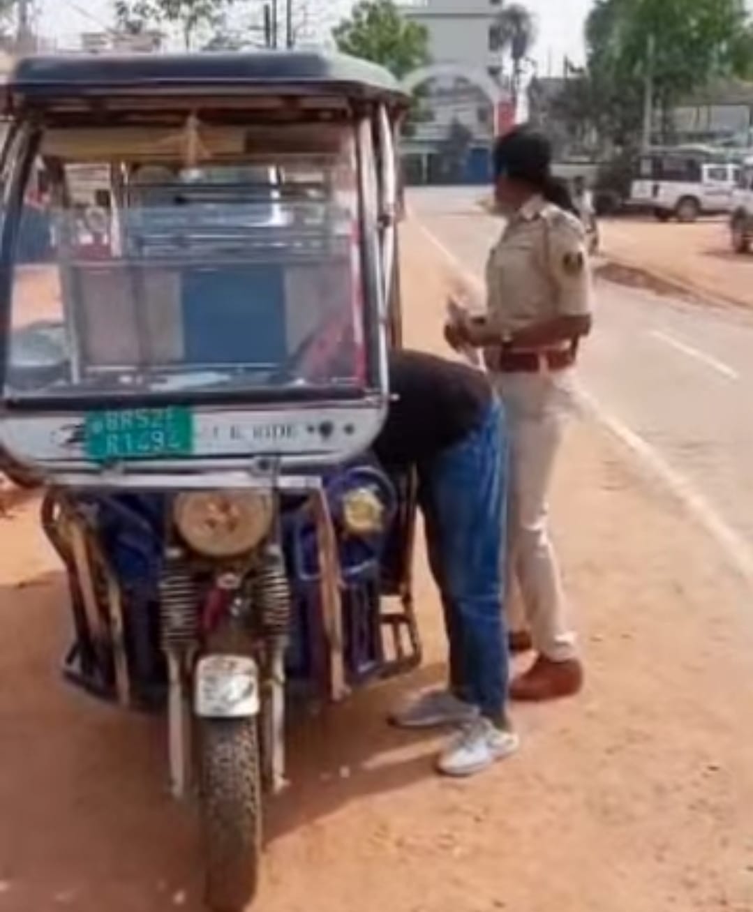 वाहन चेकिंग के दौरान ई-रिक्शा से बड़ी मात्रा में शराब बरामद, रंगेहाथ तस्कर गिरफ्तार, सीट के नीचे छुपाये 64 पाउच शराब बरामद