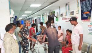 ई-रिक्शा को बचाने में पलटा ट्रैक्टर, चालक बुरी तरह घायल