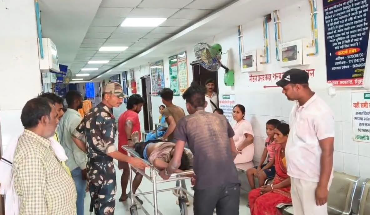 ई-रिक्शा को बचाने में पलटा ट्रैक्टर, चालक बुरी तरह घायल