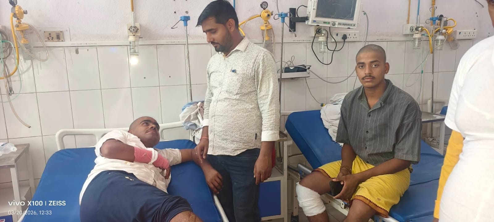 बाइक और जुगाड़ वाहन में भिड़ंत,3 लोग घायल,घायलों में एक की हालत गंभीर,