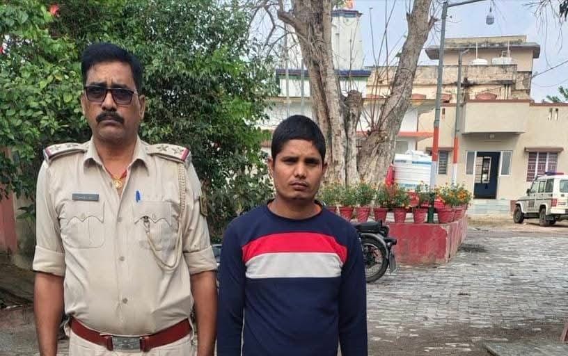 शराब का निर्माण करते कारोबारी रंगेहाथ गिरफ्तार, 105 लीटर शराब सहित कई उपकरण बरामद