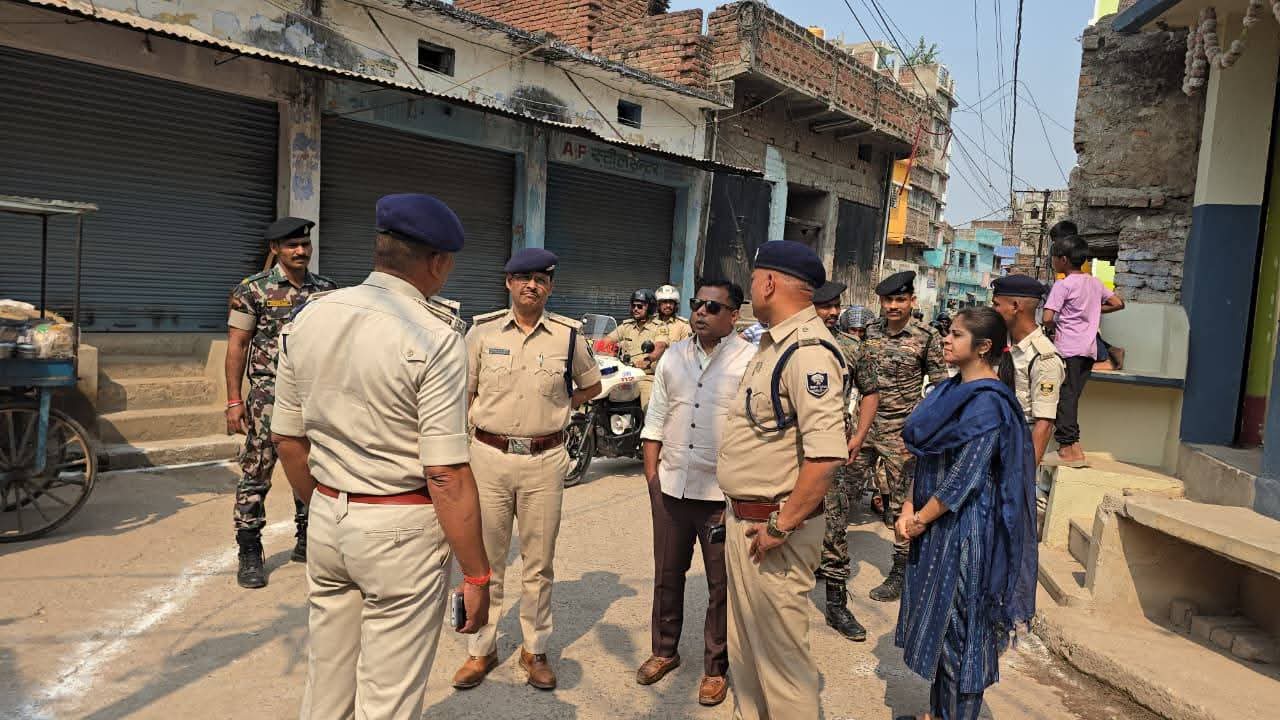 परेड ग्राउंड से पुलिस और अधिकारियों का काफिला निकला, डीएम - एसपी भी हुए शामिल