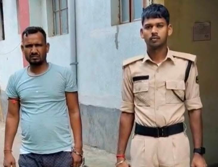 पुलिस ने खदेड़कर कर बाइक सवार तस्कर को दबोचा